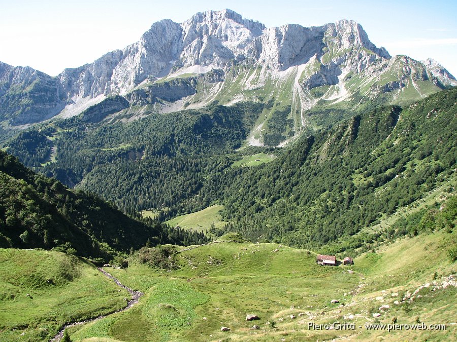 Valcorte 064.jpg - Vista sulla Baita della Corte di mezzo (1669 m.)  in Valle della Corte con Arera e Corna Piana da sfondo